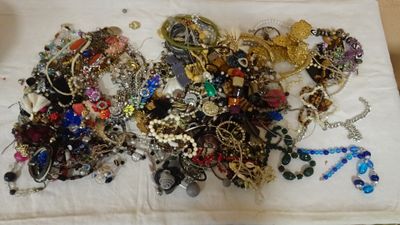 une pile de bijoux assortis sur une table