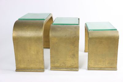 trois tables d'appoint en métal doré et en verre, avec un plateau en verre