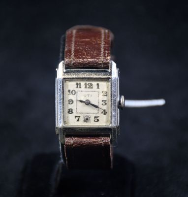 gros plan d'une montre sur une surface noire avec un fond noir