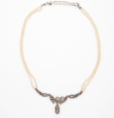 COLLIER En deux rangs de petites perles de culture, centré d…