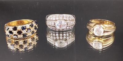 trois types de bagues différentes ornées de diamants sur un fond noir