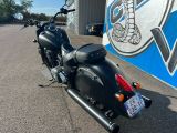 une moto noire garée devant un bâtiment