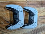 deux manettes Nintendo Wii posées sur une table en bois
