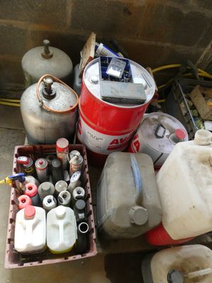 beaucoup de bidons d'essence et d'autres objets par terre