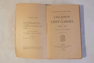 un livre ouvert sur une table recouverte d'une nappe blanche