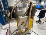 une machine placée au milieu d'une pièce