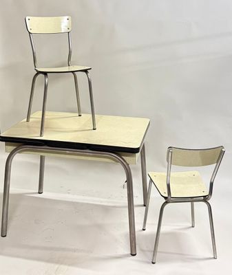 deux chaises et une table sur laquelle est posée une chaise