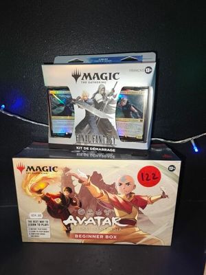 deux boîtes de magic the gathering et une boîte de magic the gathering sont posées sur une table
