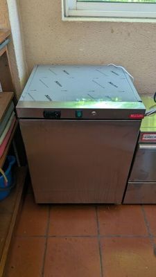 un réfrigérateur argenté et un lave-vaisselle argenté dans une cuisine