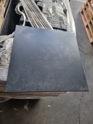 beaucoup de palettes en bois posées sur une palette