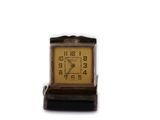 une petite horloge posée sur une table