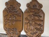 deux plaques en bois qui ont été encastrées dans le mur