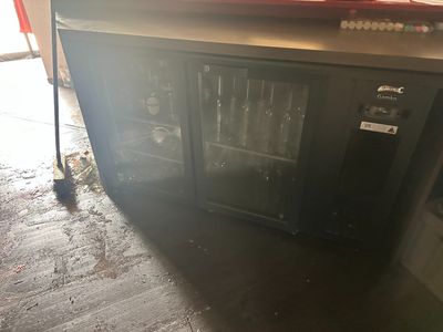 une image d'une cuisine avec une cuisinière et un four à micro-ondes