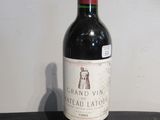 une bouteille de vin posée sur une table