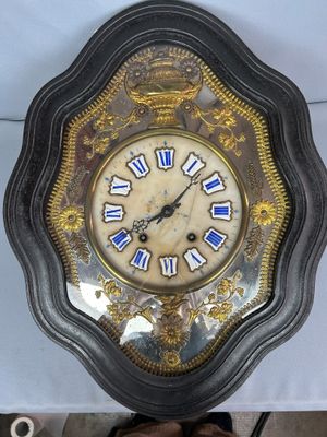 une horloge accrochée au mur à côté d'une paire de chaussures