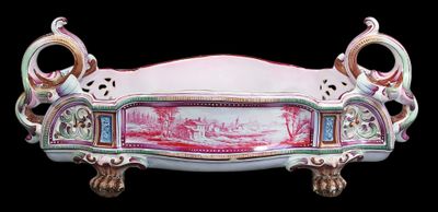 une photo d'une assiette rose et blanche sur laquelle est peinte une image