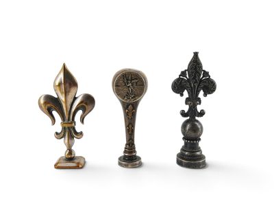 Trois types différents d'objets décoratifs sont présentés sur une surface blanche