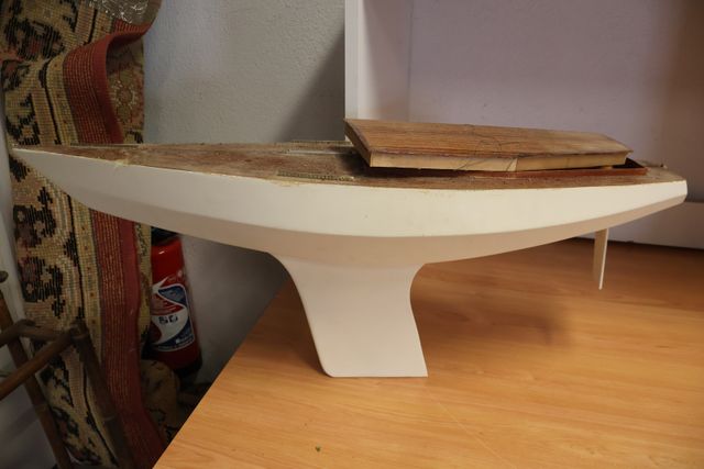 Maquette de bateau non terminée avec quelques pièces L : 102 cm