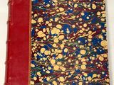 un livre rouge orné d'un motif bleu et jaune