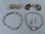 trois bijoux, dont un bracelet, une bague et une broche
