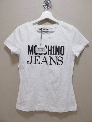 un t-shirt blanc portant l'inscription « Moschino Jeans »