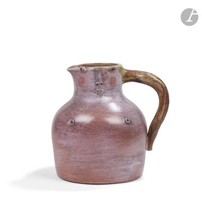 un vase brun avec une anse sur fond blanc