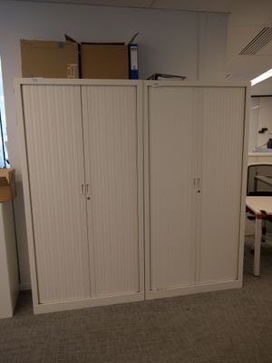 une pièce dans laquelle se trouvent plusieurs armoires et un bureau