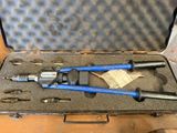 une mallette contenant des outils, posée sur une table
