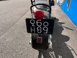 une moto garée sur le bord de la route