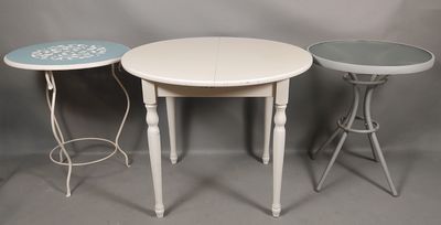 trois petites tables et des tabourets disposés les uns à côté des autres sur un fond gris