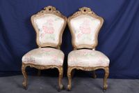 Paire de chaises en bois et stuc doré à décor de coquille et…