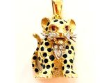 pendentif en or jaune représentant un léopard dont le museau est parsemé de taches noires et blanches
