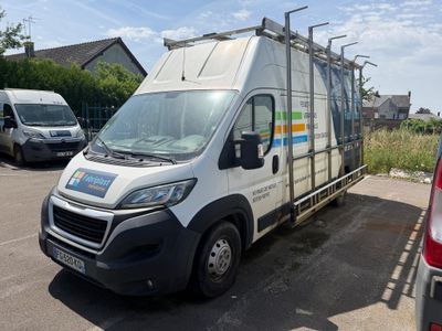 une camionnette blanche garée dans un parking à côté d'autres voitures