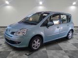 la photo d'une petite voiture bleue sur un sol en damier