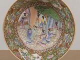 une assiette avec une peinture posée sur une table