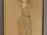 Une vieille photo d'une femme en maillot de bain est exposée dans un cadre doré