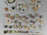 de nombreux types de bijoux sur la table