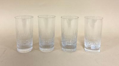 trois verres posés les uns à côté des autres sur une table