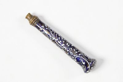 une pipe bleue et blanche posée sur une surface blanche