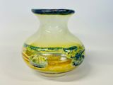 un petit vase orné d'un motif jaune et bleu