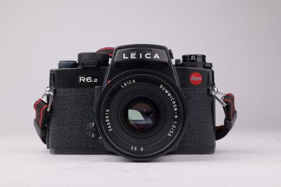 Appareil photo Leica RX2 avec objectif monté sur le boîtier