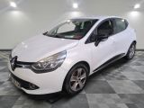 la voiture blanche est garée sur un carrelage à carreaux