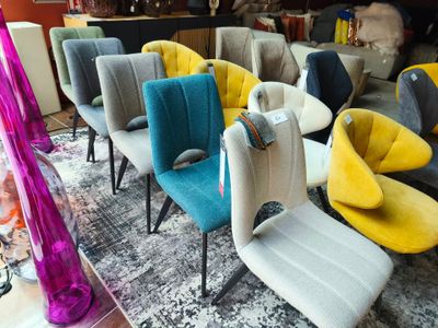 un grand nombre de chaises dans une pièce