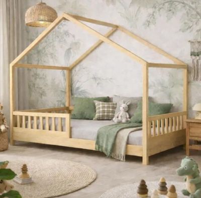 un lit avec un cadre en bois au milieu d'une pièce