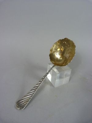 CUILLERE à fruit en argent et vermeil.