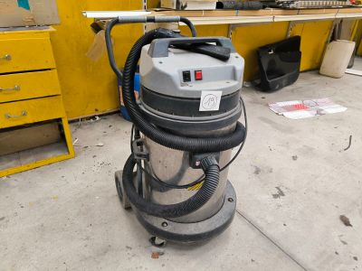 a machine that is sitting on the floor in the garage