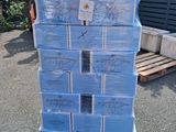 une grande pile de cartons posée sur une palette