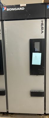Trois réfrigérateurs sont alignés les uns à côté des autres dans un magasin