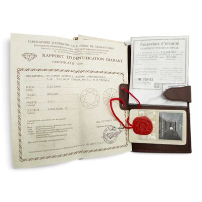 un passeport portant un cachet de cire rouge