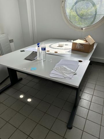 Trois bureaux, une banque d’accueil, un caisson de bureau à tiroi...